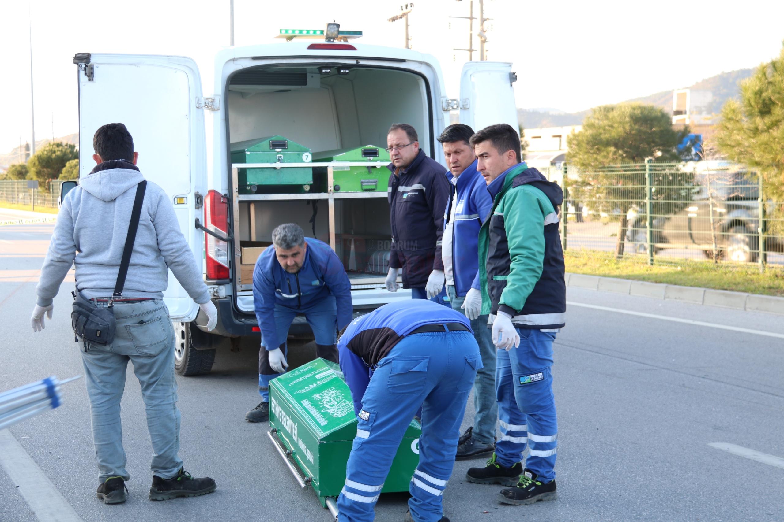 FETHİYE'DE OTOMOBİL MOTOSİKLETLE ÇARPIŞTI: 2 ÖLÜ, 1 YARALI