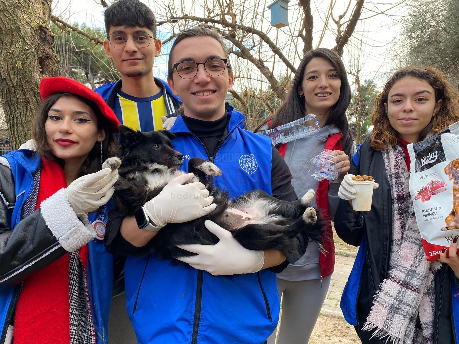 MUĞLA'DA ÇOCUKLARDAN SOKAK HAYVANLARINA KARŞI DUYARLI DAVRANIŞ