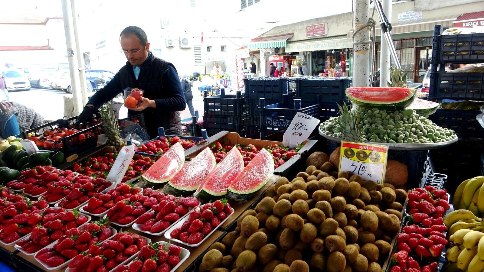 MUĞLA'DA KARPUZ, ÇİLEK VE ÇAĞLA PAZAR YERİNDEKİ TEZGAHLARDA YERİNİ ALDI