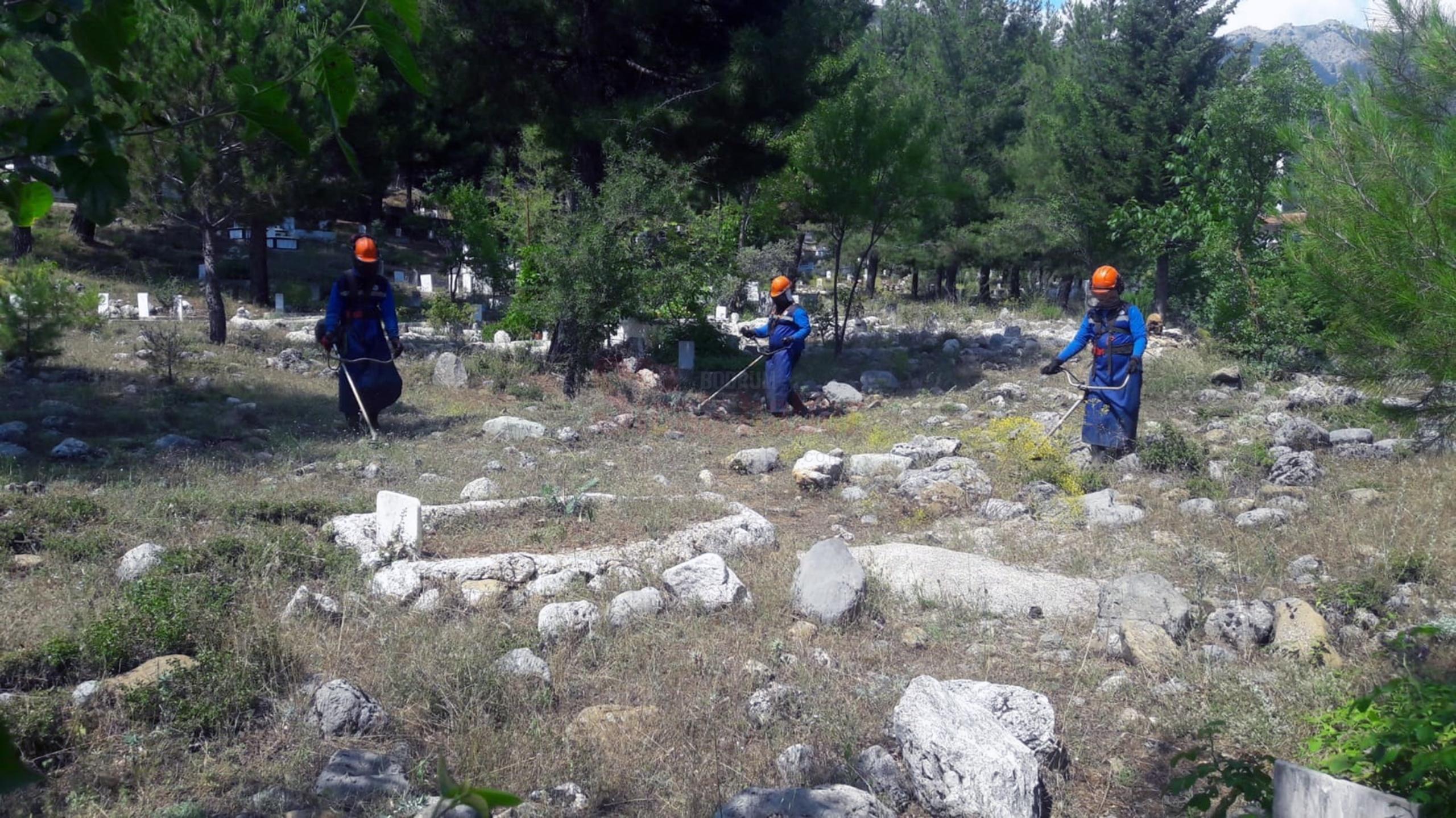 MEZARLIKLARDA BAYRAM TEMİZLİĞİ MUĞLA BÜYÜKŞEHİR BELEDİYESİ RAMAZAN BAYRAMI ÖNCESİ 13 İLÇEDE MEZARLIK TEMİZLİK VE BAKIM ÇALIŞMALARINA DEVAM EDİYOR.