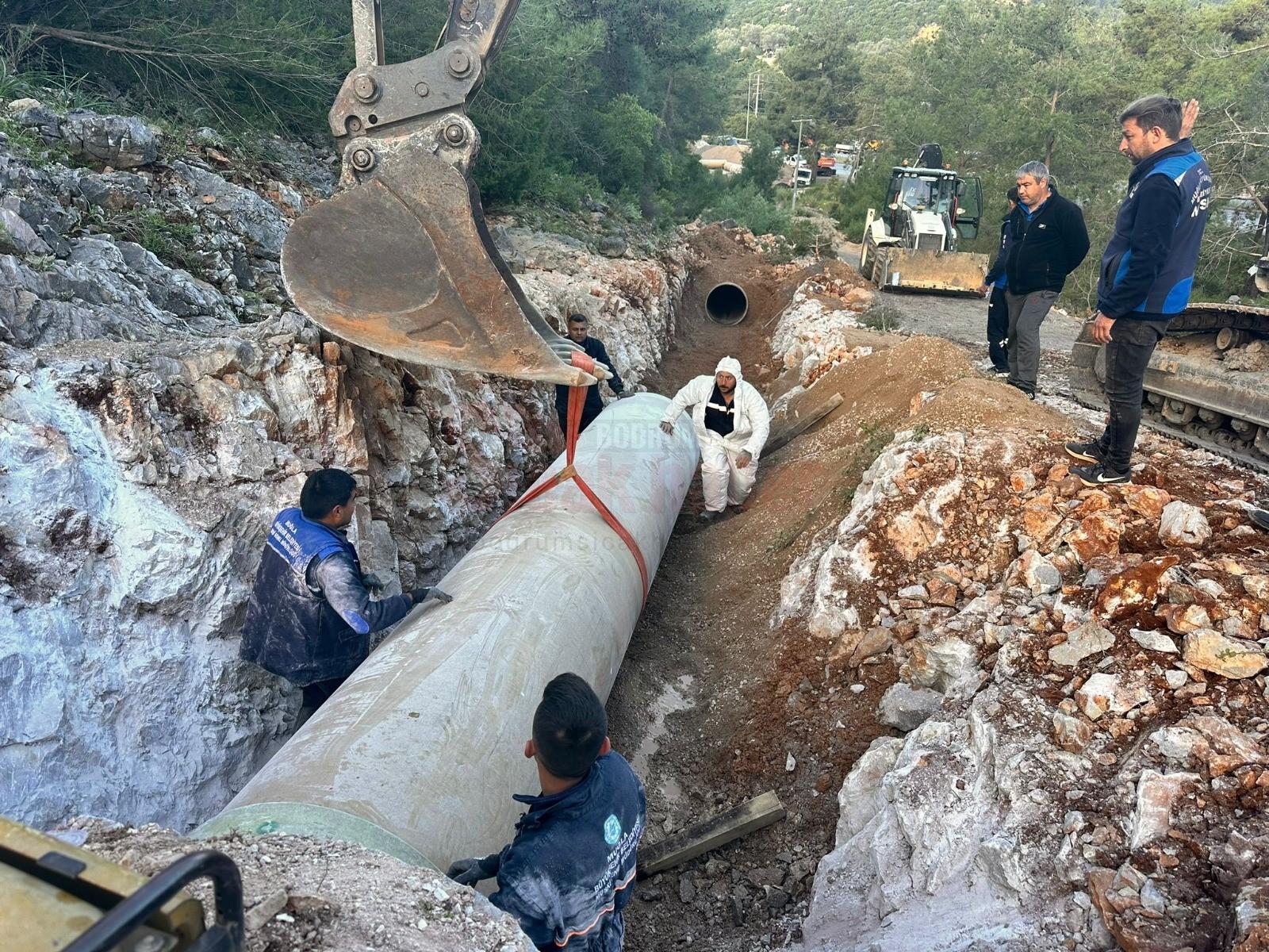 BODRUM'DA PATLAYAN SU İSALE HATTINDA BÜYÜKŞEHİR EKİPLERİ ÇALIŞMA BAŞLATTI MUĞLA'NIN BODRUM İLÇESİ TORBA KAVŞAĞINDA DEVLET SU İŞLERİ İÇME SUYU HATTINDA MEYDANA GELEN PATLAMANIN ARDINDAN MUĞLA BÜYÜKŞEHİR BELEDİYESİ MUSKİ EKİPLERİ ANINDA MÜDAHALE ETTİ.