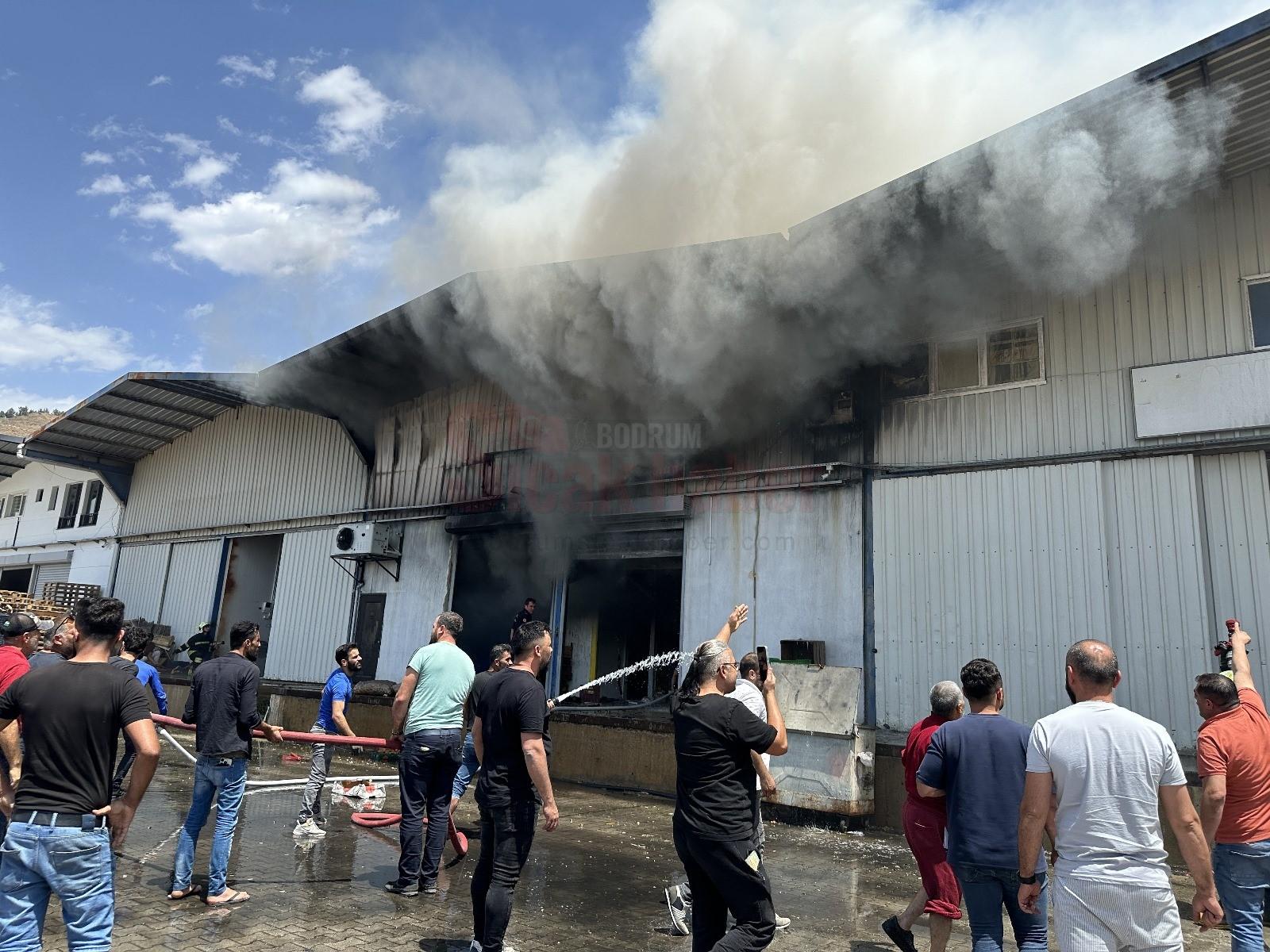 TOPTANCI HALİ'NDE ÇIKAN YANGIN SÖNDÜRÜLDÜ