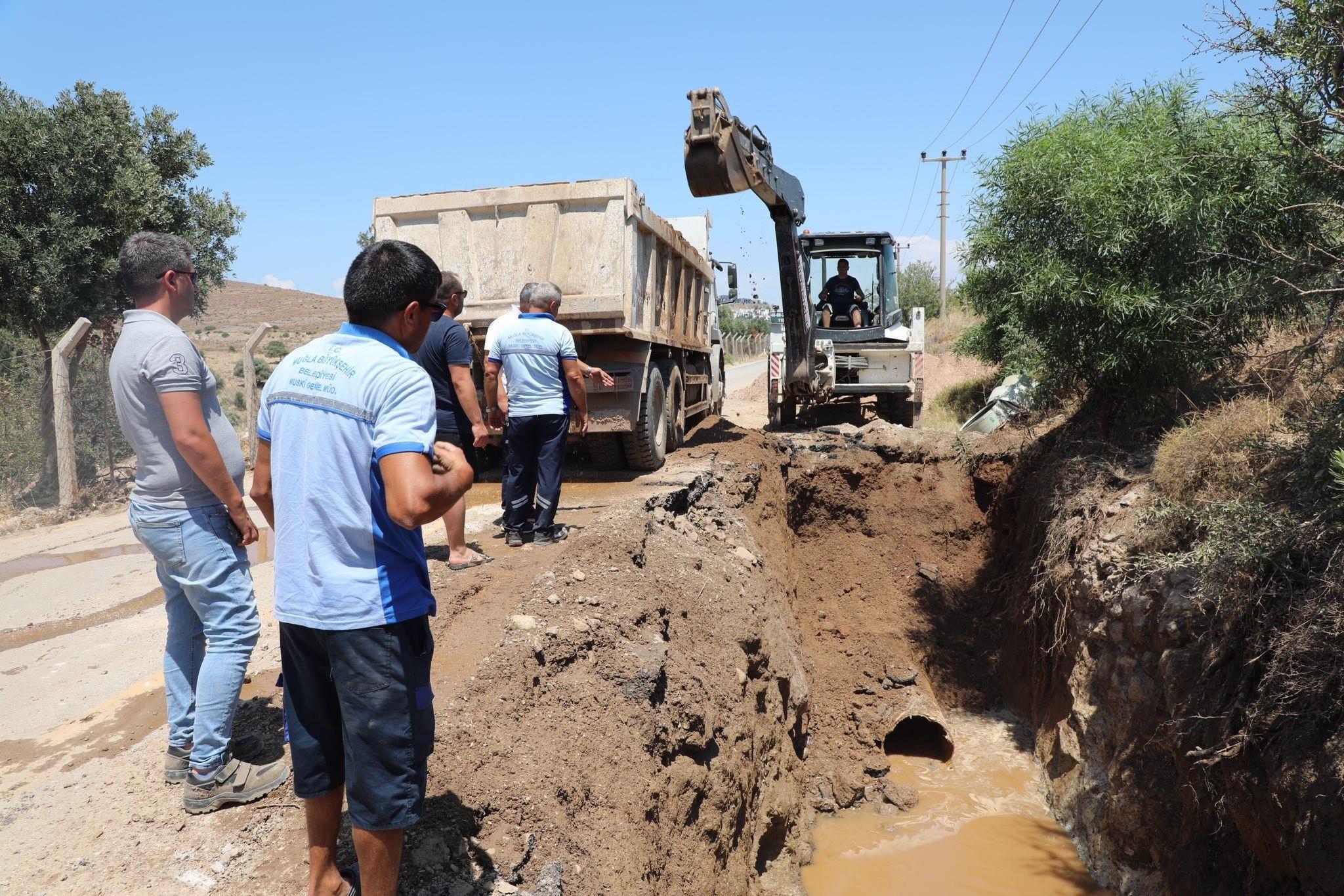 BÜYÜKŞEHİR, BODRUM'UN İÇME SUYU HATLARINI DEĞİŞTİRİYOR