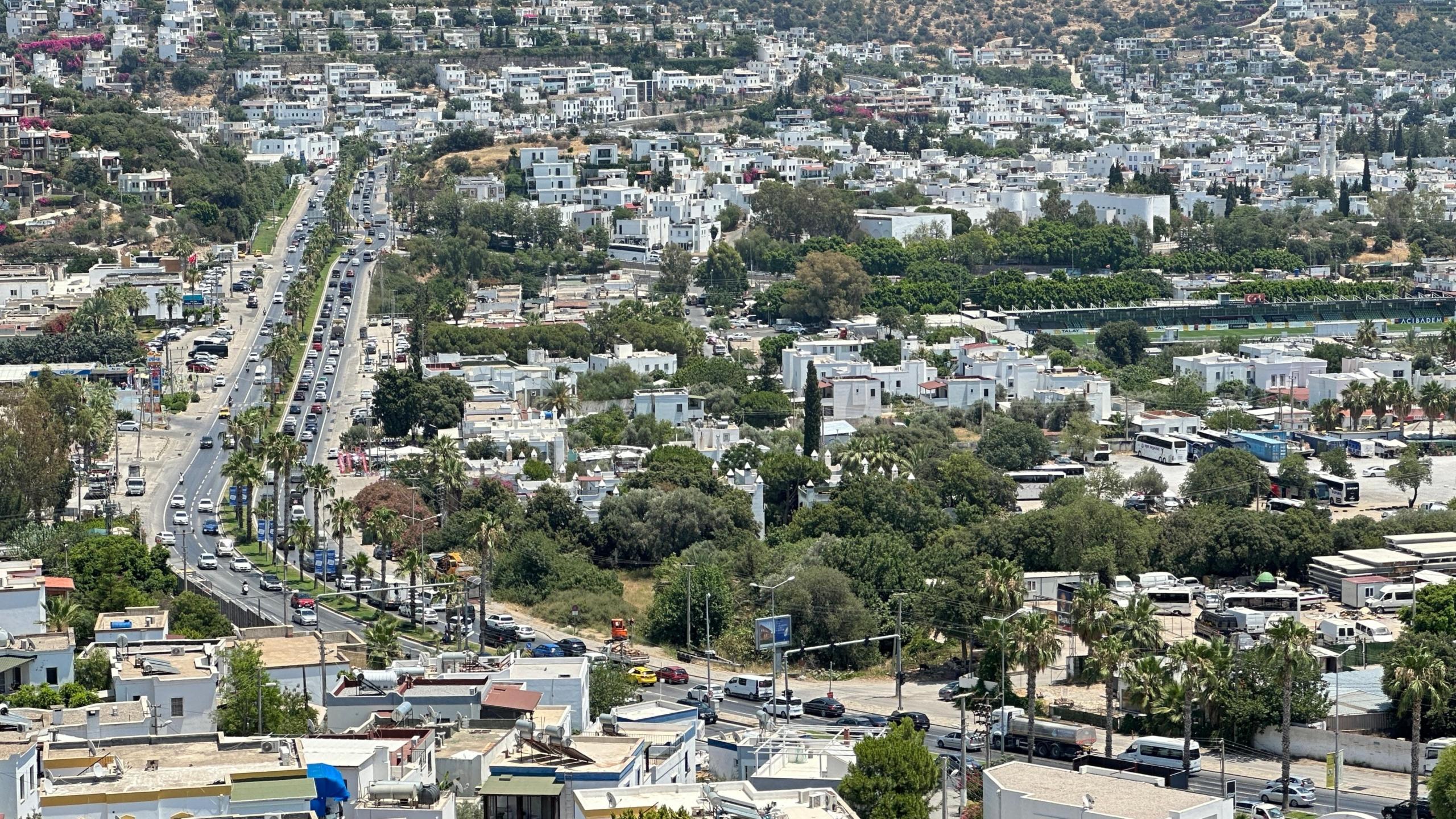 TATİLCİLER DÖNÜŞ YOLUNA GEÇTİ, KİLOMETRELERCE ARAÇ KUYRUĞU OLUŞTU BODRUM'DAN 12 SAATE 20 BİN ARAÇ ÇIKIŞ YAPTI