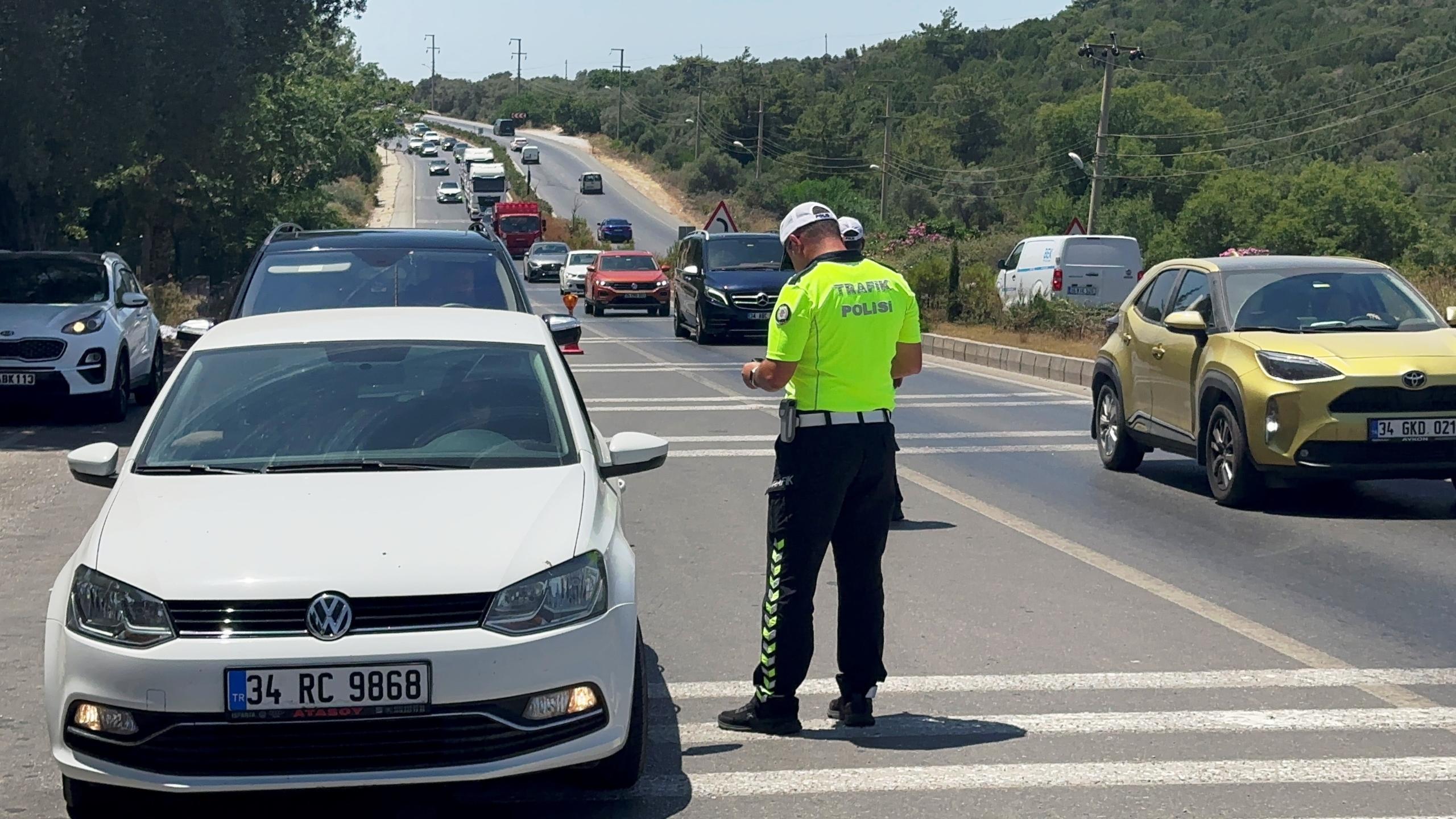 TATİLCİLERİN DÖNÜŞ ÇİLESİ BAŞLADI, KİLOMETRELERCE ARAÇ KUYRUĞU OLUŞTU