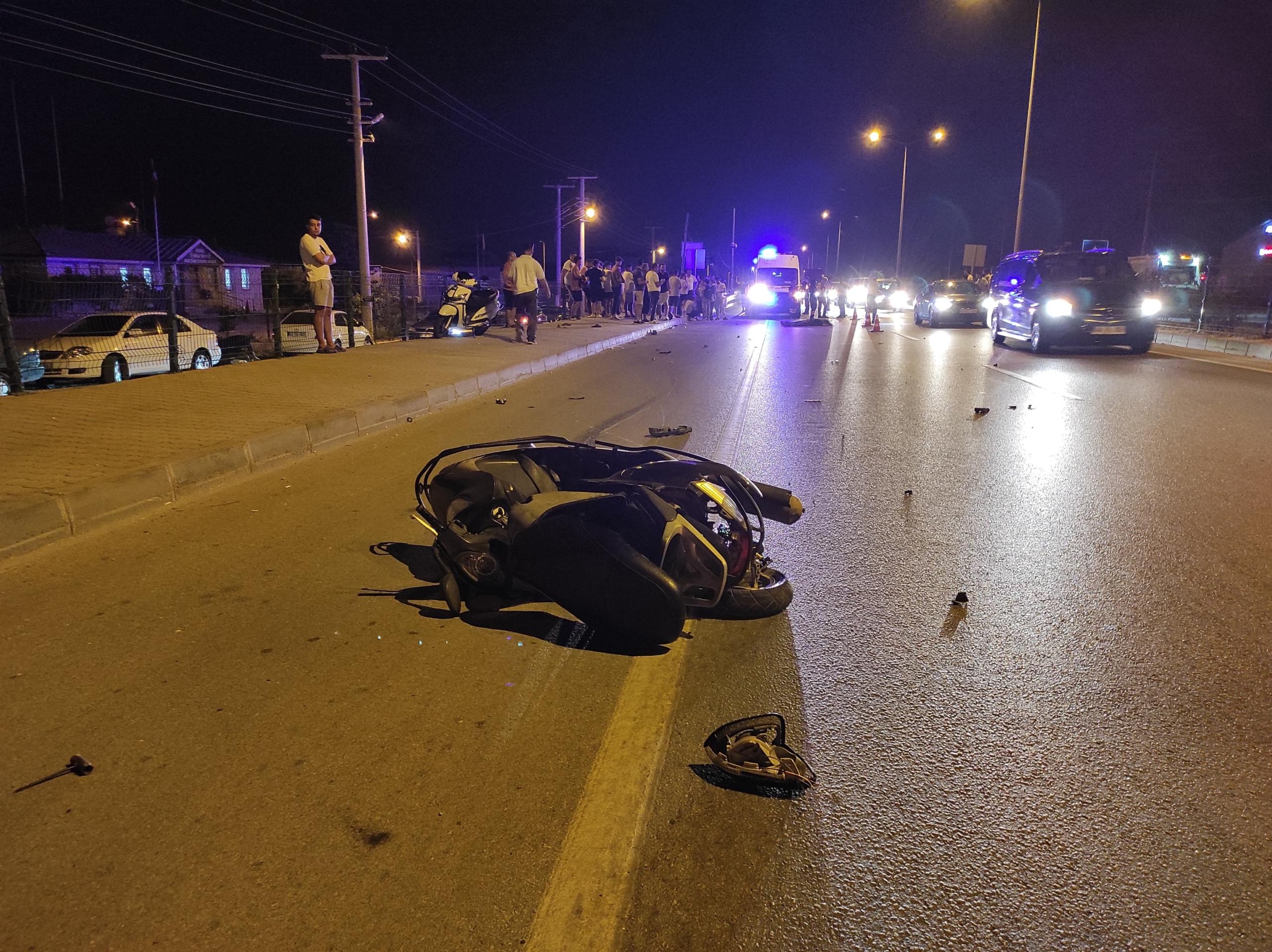 FETHİYE'DE MOTOSİKLETLE ARABA ÇARPIŞTI: 1 ÖLÜ, 2 YARALI