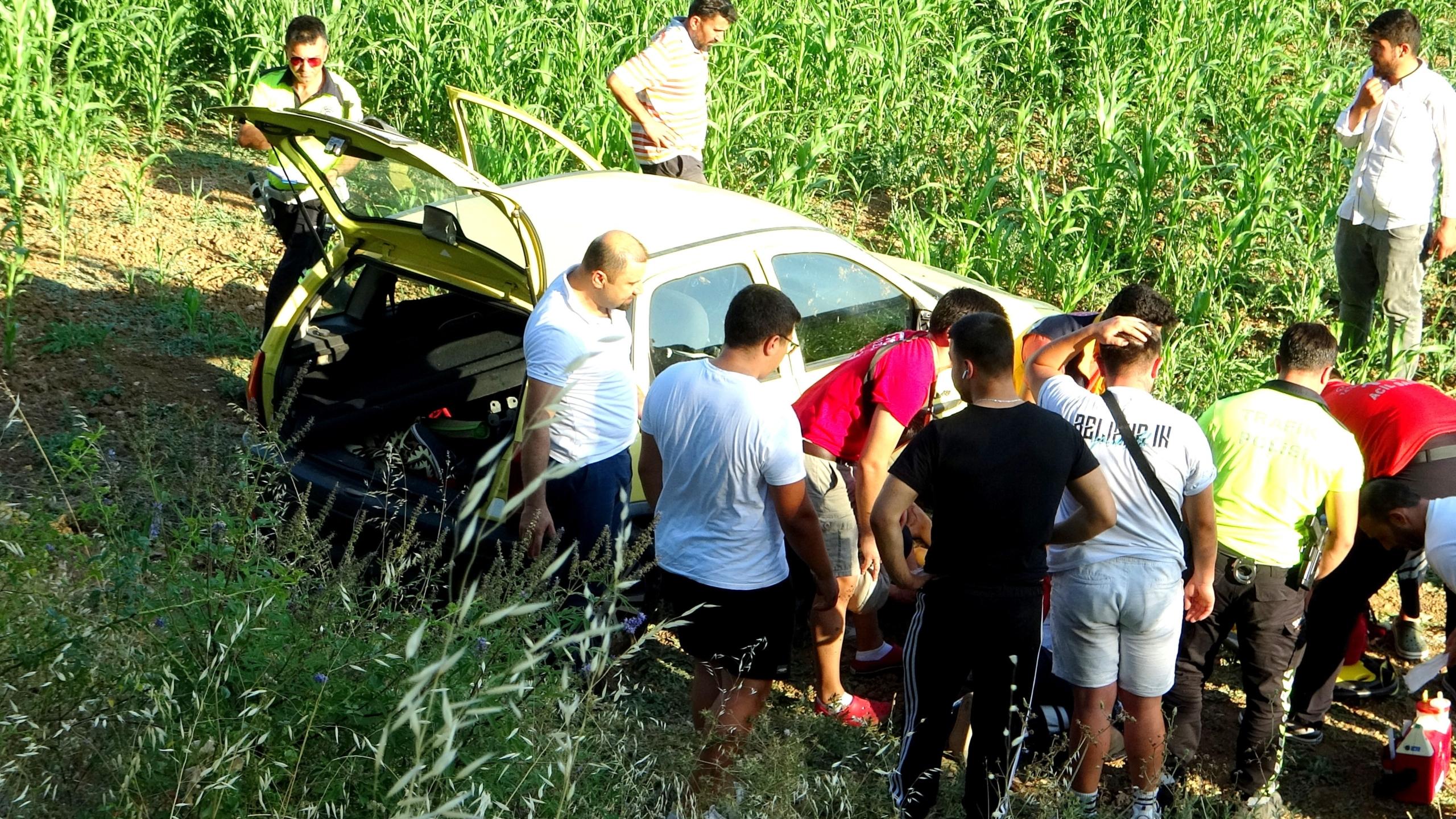 HAMİLE KADININ KULLANDIĞI OTOMOBİL TARLAYA UÇTU: 1 AĞIR YARALI