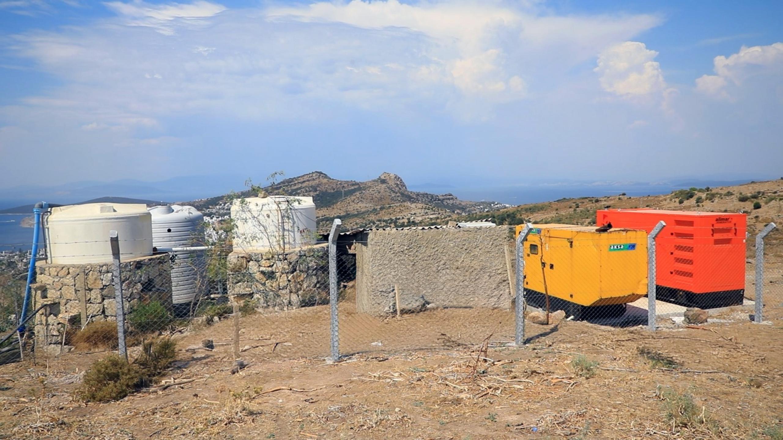 BODRUM'DA YAŞANABİLECEK KOKU VE SİNEKLERE ÖNLEM MUSKİ GENEL MÜDÜRLÜĞÜ BODRUM KÜÇÜKBÜK MAHALLESİNDE YAPTIĞI ÇALIŞMA İLE BÖLGEDE ORTAYA ÇIKABİLECEK KOKU VE SİNEK PROBLEMİNİN ÖNÜNE GEÇTİ.