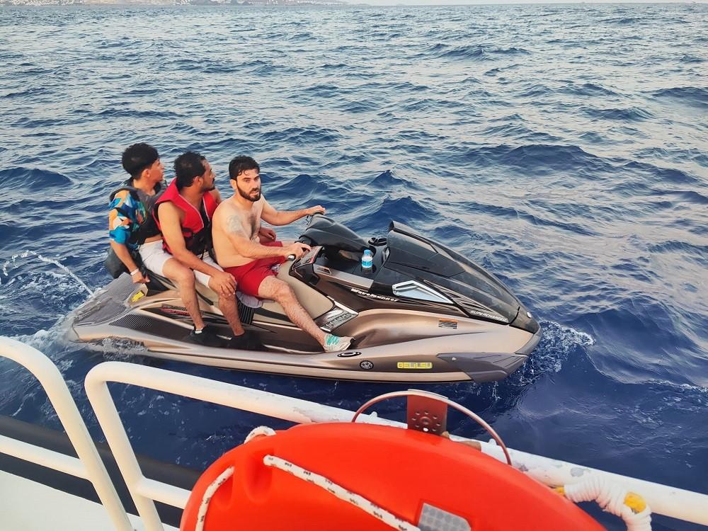 JET SKİ İLE KAÇMAYA ÇALIŞTILAR BODRUM AÇIKLARINDA 42 DÜZENSİZ GÖÇMEN YAKALANDI