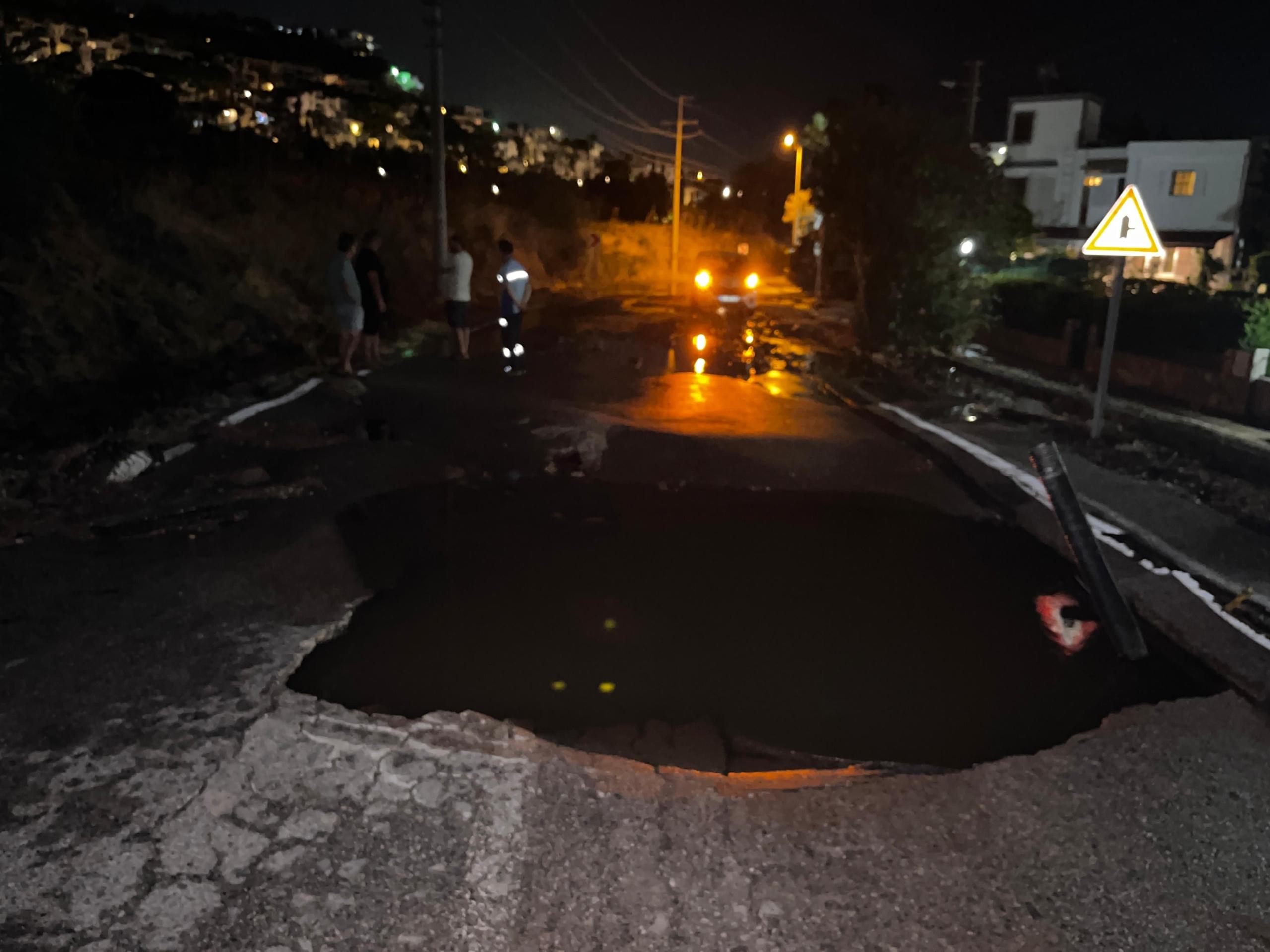 BODRUM'DA SU HATTI BOMBA GİBİ PATLADI, YİNE TONLARCA SU İSRAF OLDU