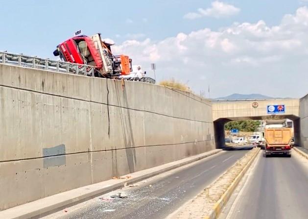 KAMYONET DEMİR KORKULUKLARA ASILI KALDI: 1 YARALI