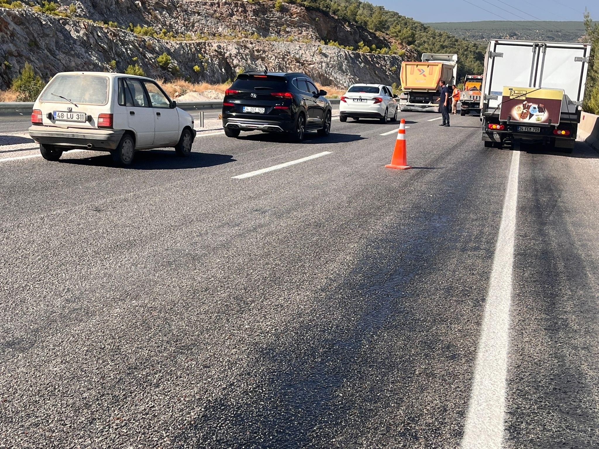 KAZA YAPAN ARAÇTAN DÖKÜLEN YAĞ, DİĞER ARAÇLARIN DA KAZA YAPMASINA NEDEN OLDU