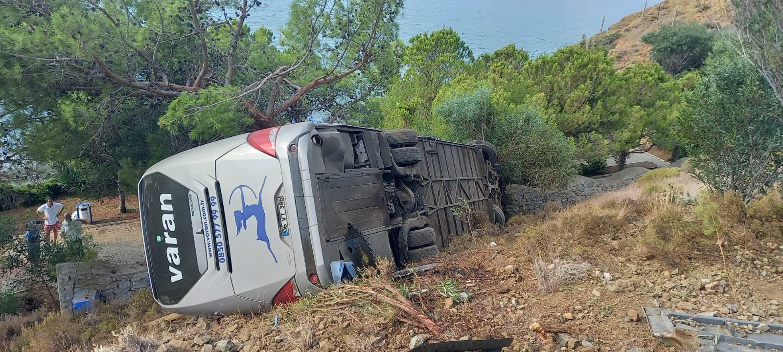 YOLCU OTOBÜSÜ UÇURUMA YUVARLANDI: 3 YARALI OTOBÜSTE YOLCU OLMAMASI FACİAYI ÖNLEDİ