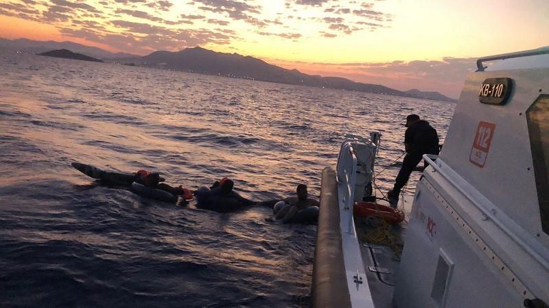 BODRUM'DA 20 DÜZENSİZ GÖÇMEN KURTARILDI, 5'İ YAKALANDI