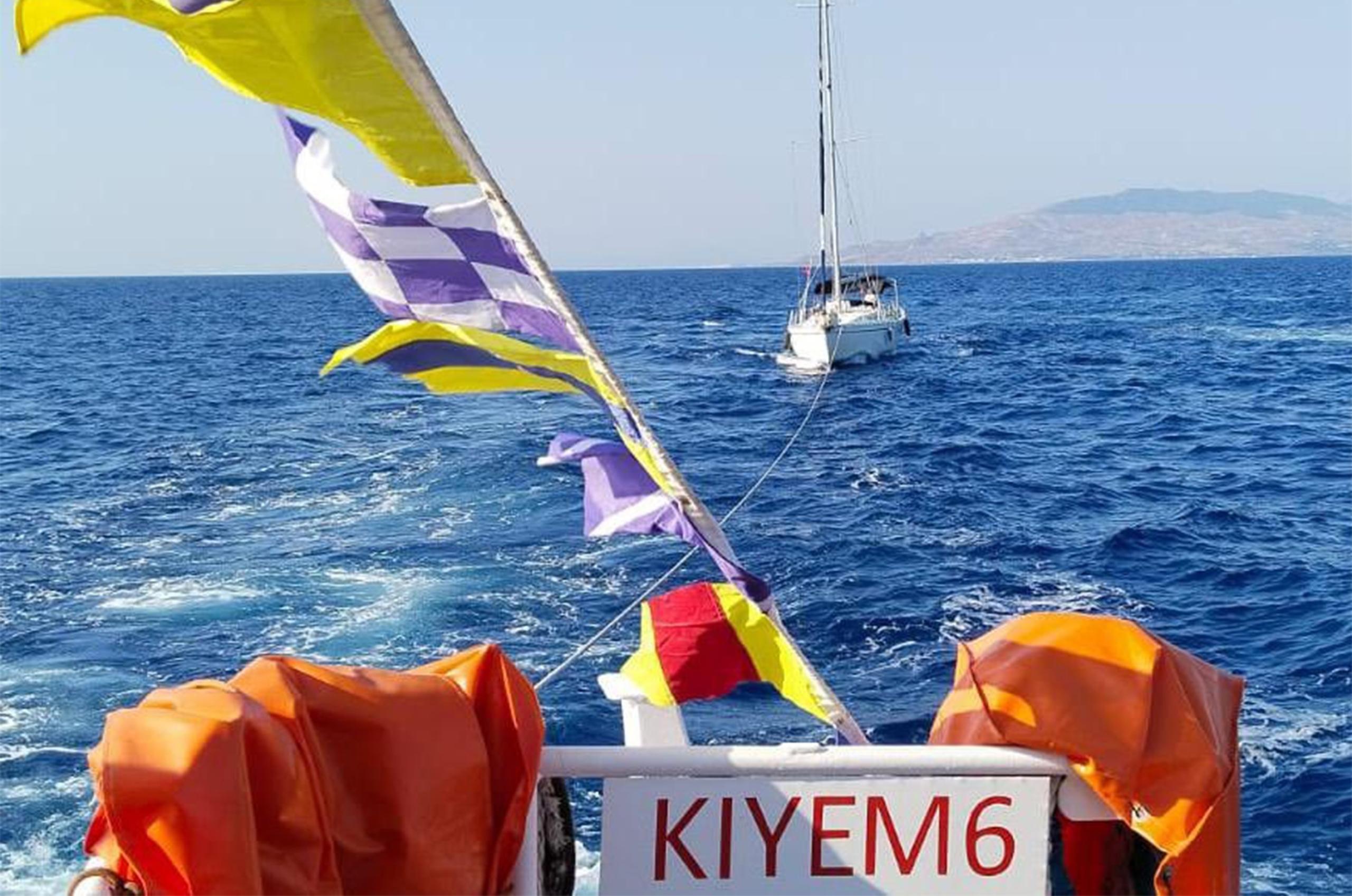 BODRUM KARAADA AÇIKLARINDA ARIZA YAPAN TEKNE KIYEM EKİPLERİNCE KURTARILDI