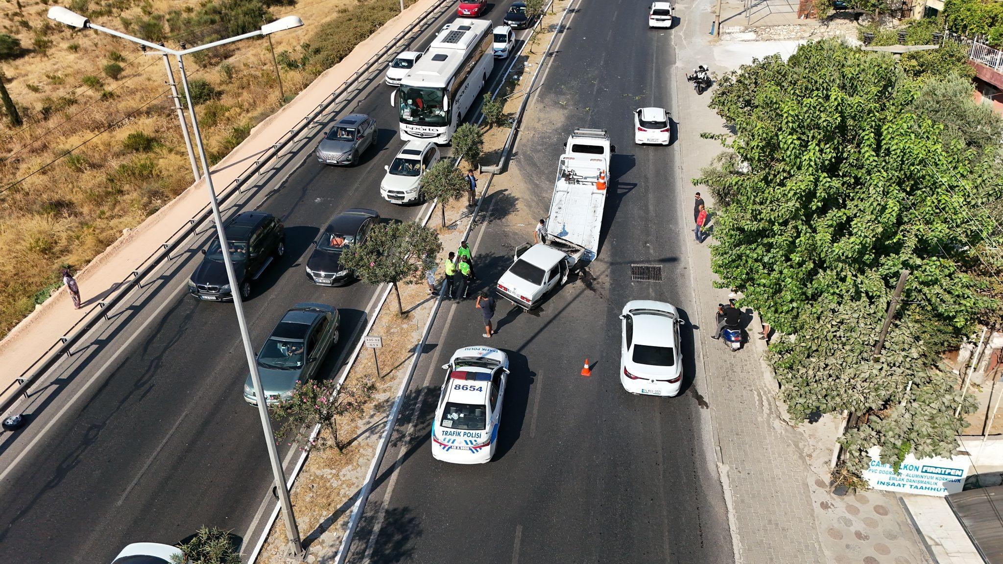 MİLAS'TA YARIM SAAT ARAYLA AYNI NOKTADA İKİ KAZA: 2 YARALI