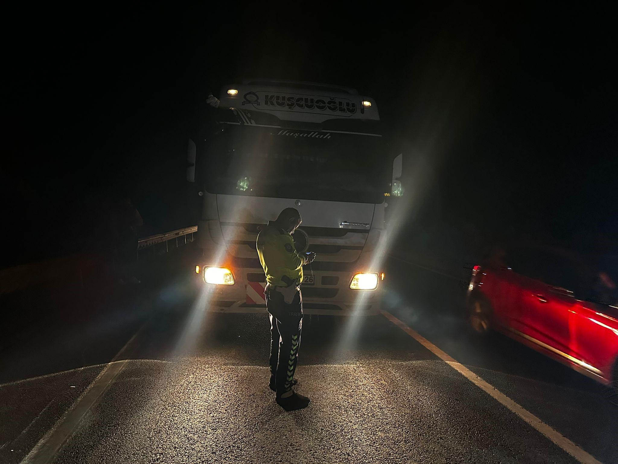 TIR ŞOFÖRÜNÜN DİKKATİ KAZANIN BÜYÜMESİNİ ÖNLEDİ