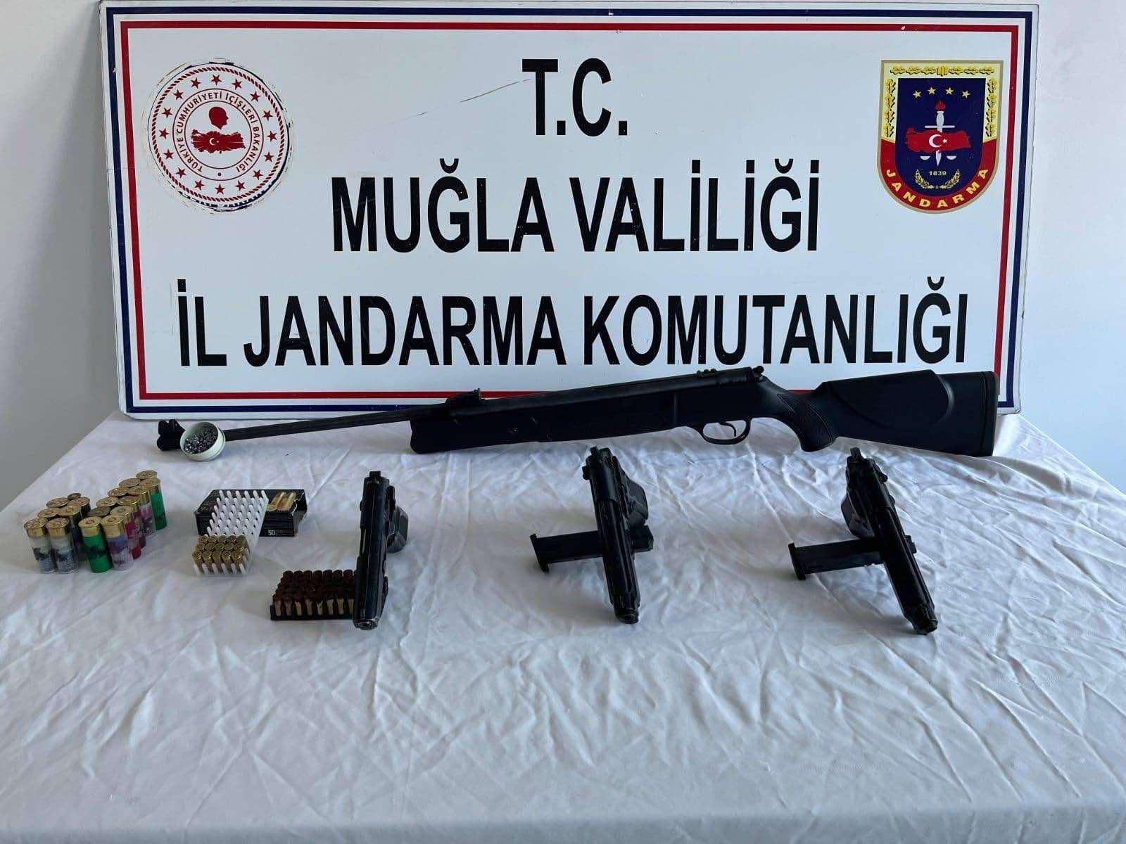 MUĞLA'DA UYUŞTURUCU VE RUHSATSIZ SİLAH OPERASYONU: 11 ŞÜPHELİ GÖZALTINDA