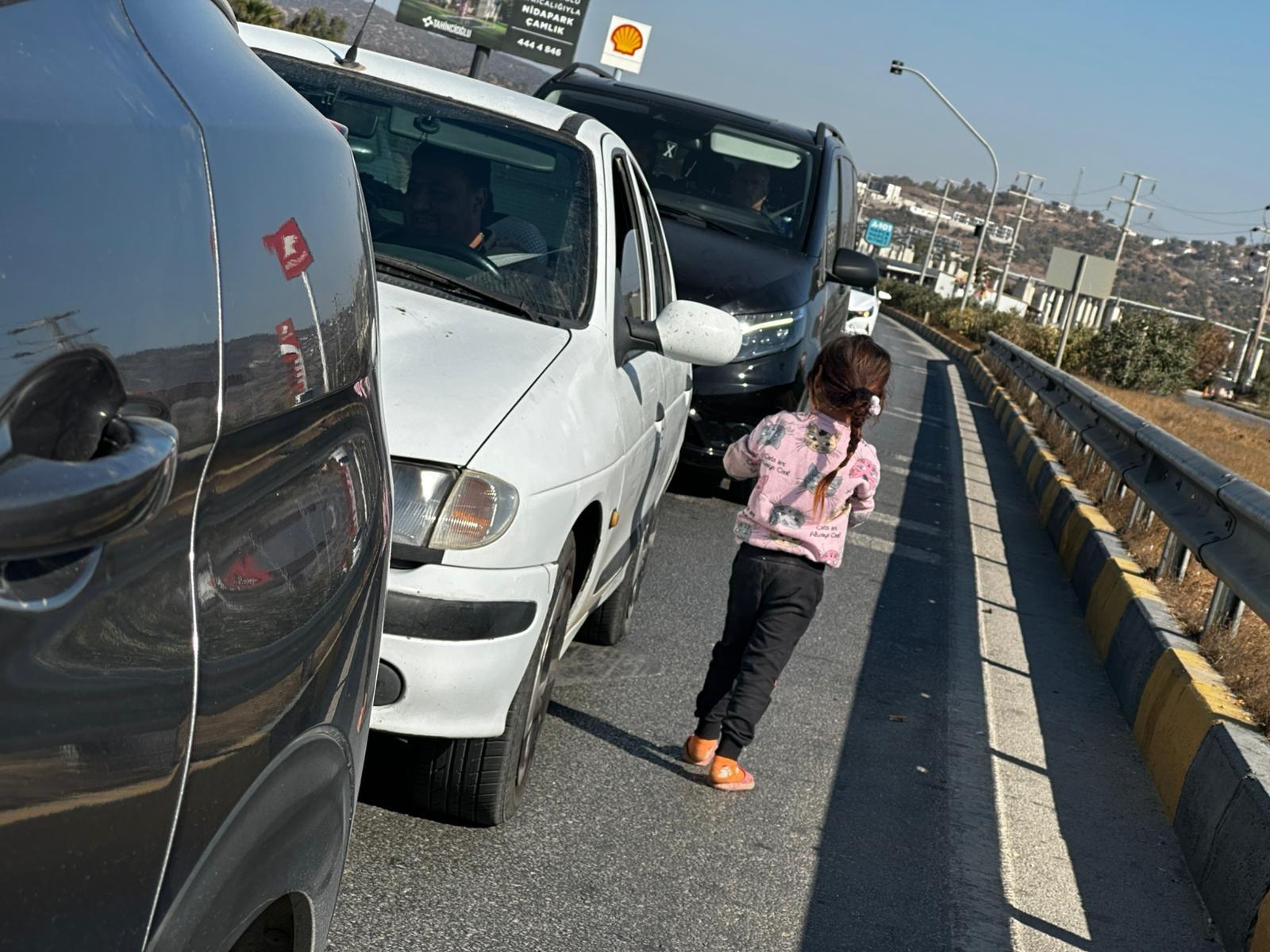 KARAYOLUNDA DİLENDİRİLEN KÜÇÜK ÇOCUKLARI ADETA ÖLÜMLE DANS ETTİRİYORLAR CANLARI TEHLİKEDE OLAN ÇOCUKLARA DİKKAT ÇEKEN VATANDAŞLAR YARDIM İSTEDİ