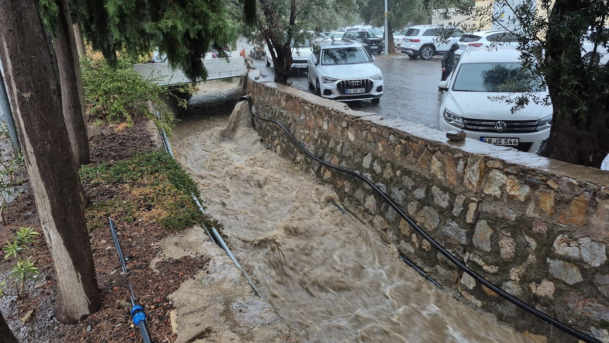 BODRUM'DA SAĞANAK YAĞIŞ ETKİLİ OLDU