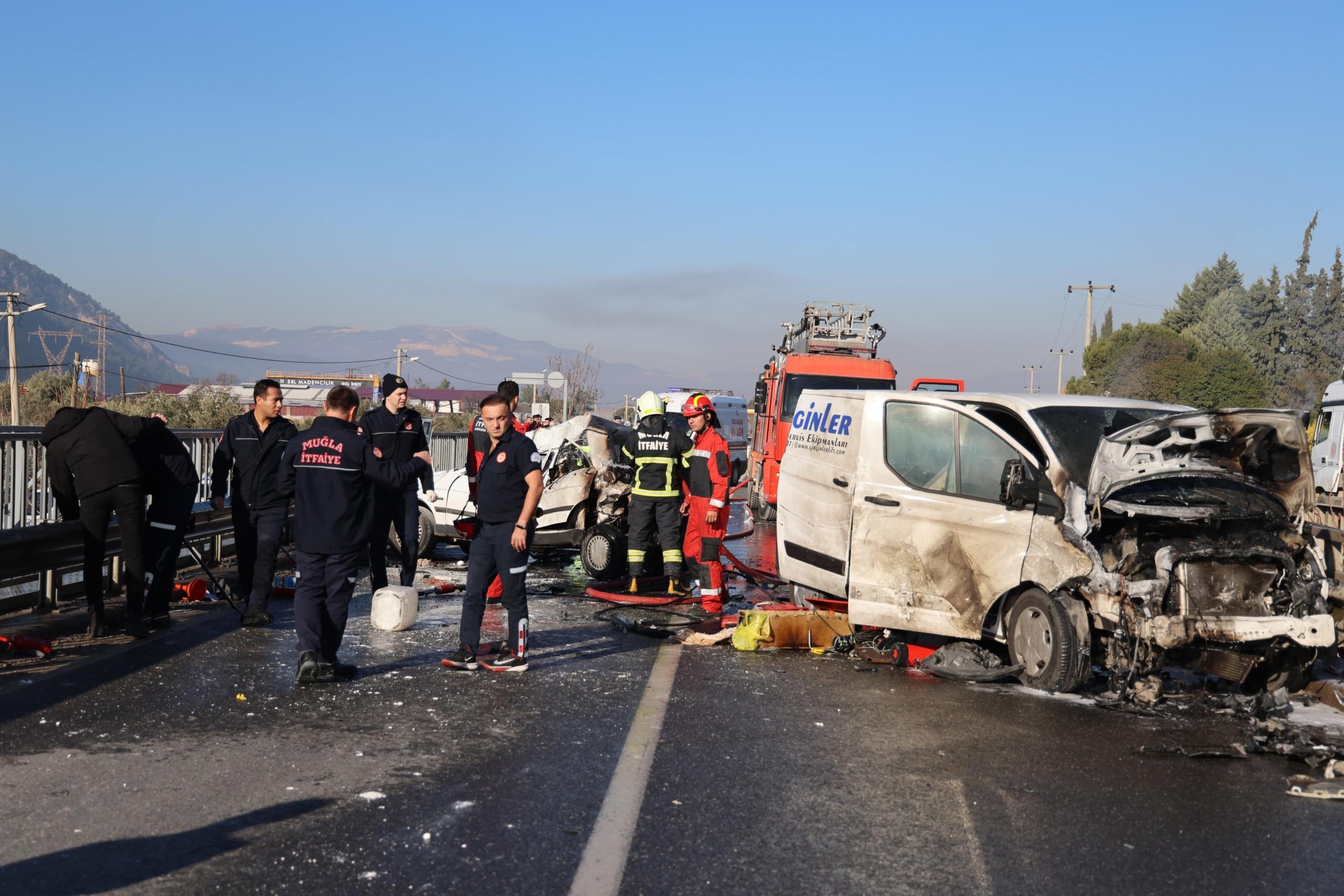 MUĞLA'DA ZİNCİRLEME KAZA: 1'İ AĞIR 7 YARALI KARAYOLUNUN SAVAŞ ALANINA DÖNDÜĞÜ KAZADA İKİ ARAÇ ALEV ALDI