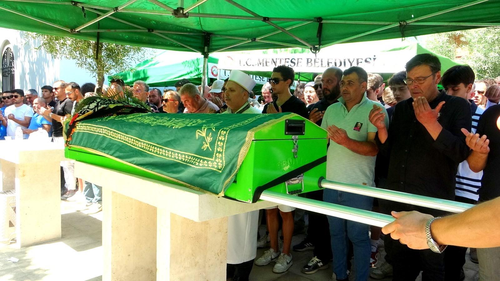 MUĞLA'DA EŞİ SENEM KIVRAK'I BIÇAKLAYARAK ÖLDÜREN ZANLI CEZAEVİNDE YAŞAMINA SON VERDİ EŞİ TARAFINDAN ÖLDÜRÜLEN SENEM KIVRAK'IN CENAZESİNİ KADINLAR TAŞIMIŞTI