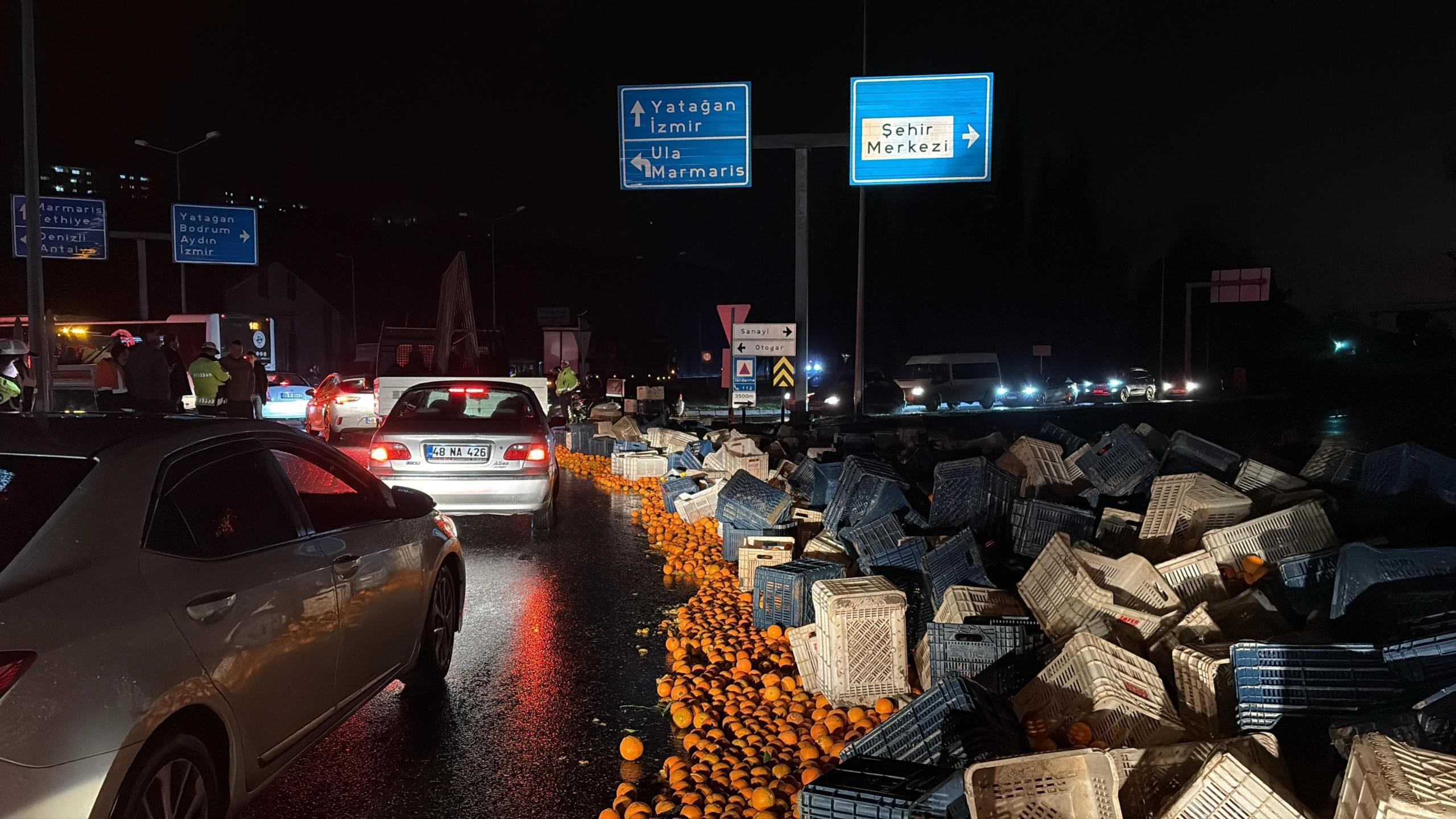 TIRDAKİ TONLARCA NARENCİYE YOLA SAVRULDU