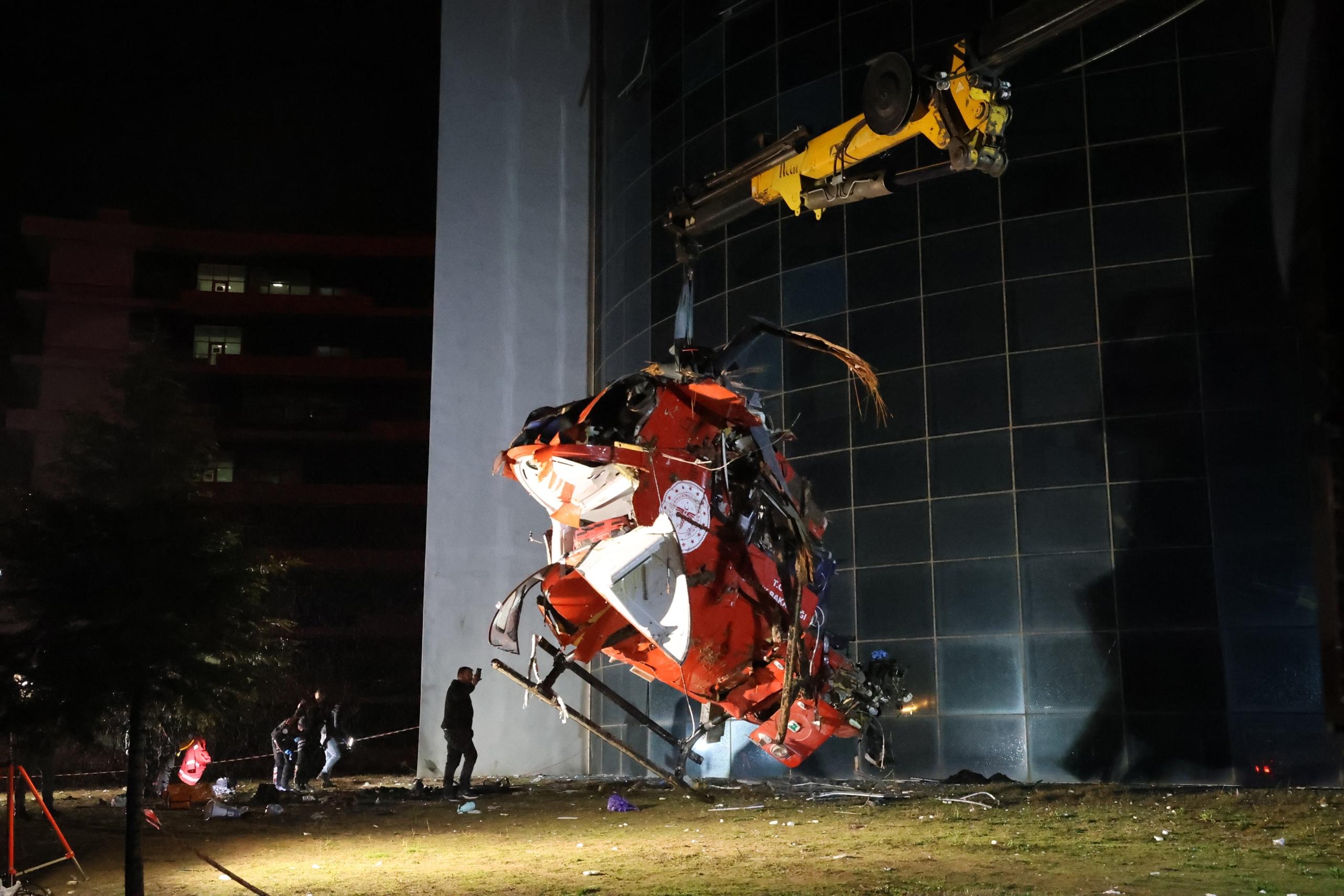 DÜŞEREK KAZA KIRIMA UĞRAYAN AMBULANS HELİKOPTERİN ENKAZI KALDIRILDI