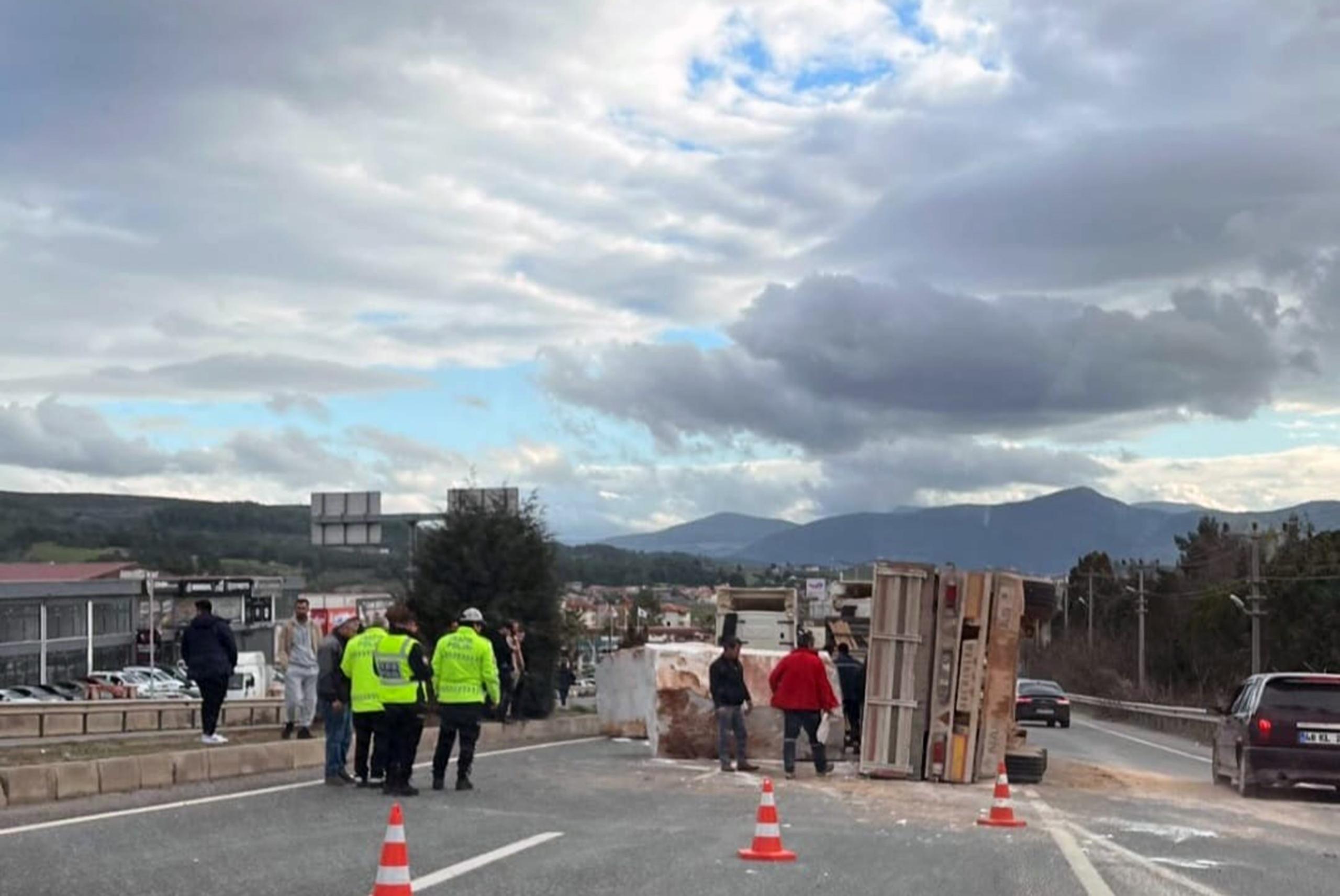 MERMER BLOK TAŞIYAN TIR'IN DORSESİ KARAYOLUNA DEVRİLDİ