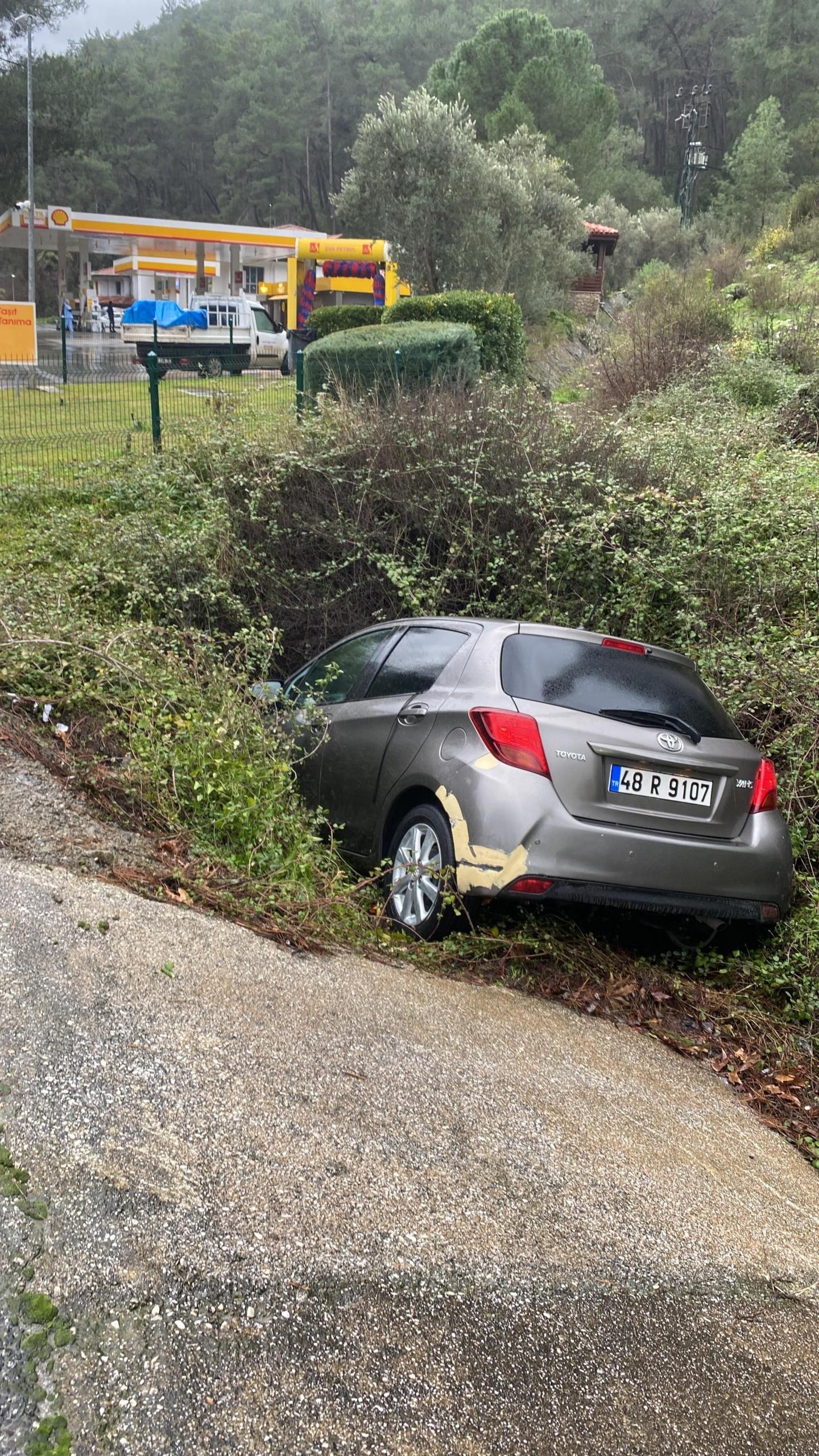 OTOMOBİL KANALA UÇTU: 1 YARALI