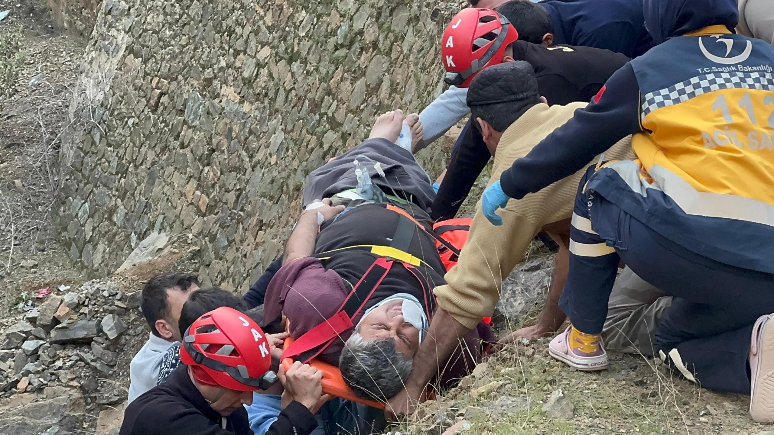 DEREYE UÇAN MOTOSİKLET SÜRÜCÜSÜNÜ JAK KURTARDI FETHİYE'DE MOTOSİKLET KAZASI: 1 YARALI